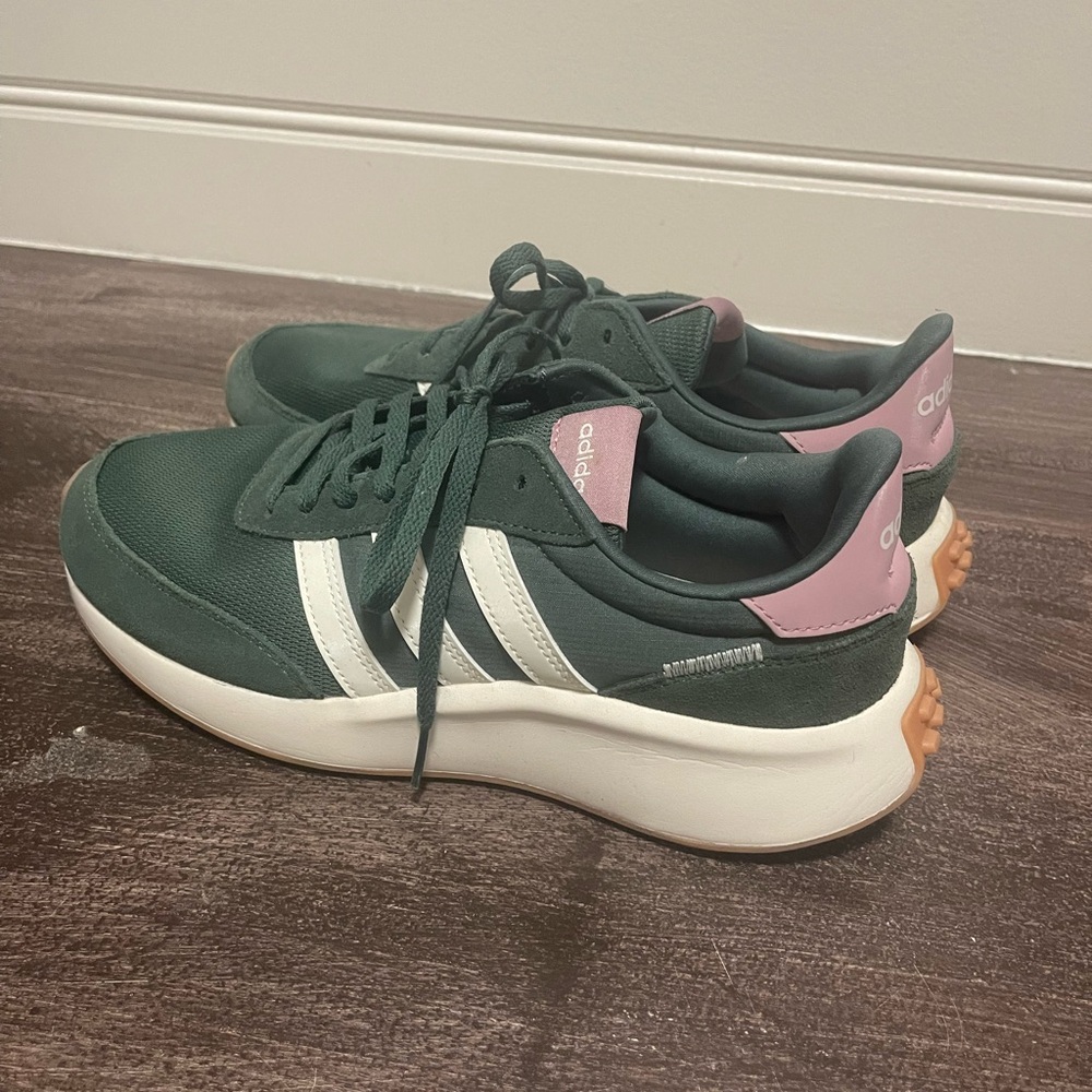RARE ADIDAS FIND!!! LIKE NEW!!!Classic adidas driver style green with pink - Picture 11 of 15